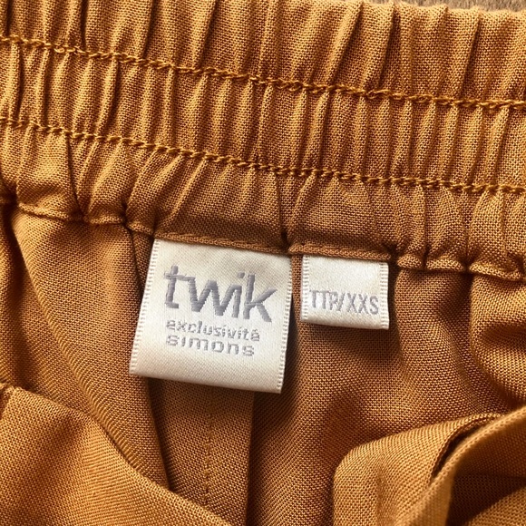 Beige high waisted loose shorts NERVER WORN!!! XXS - Picture 3 of 3